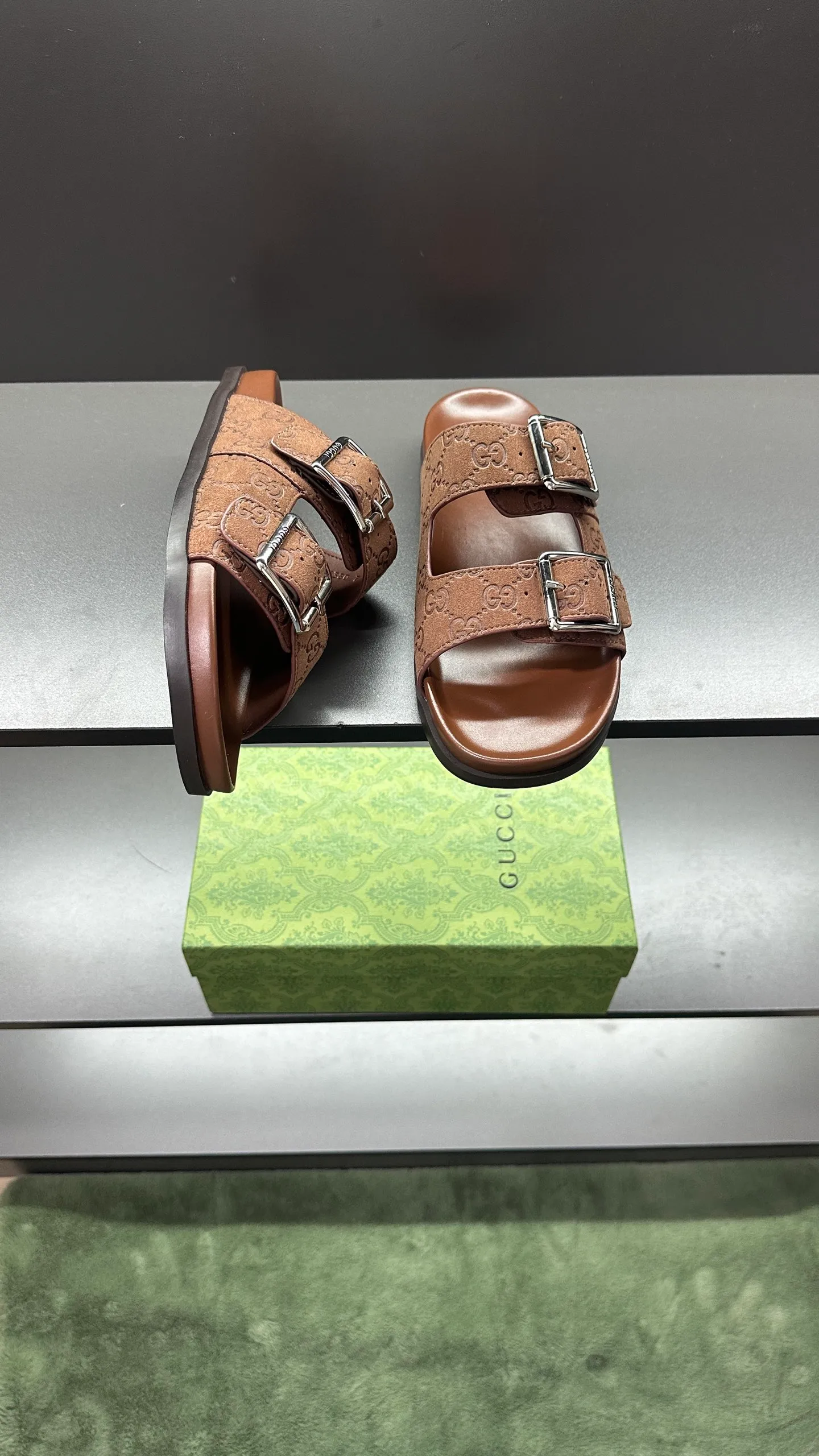 [G Home New Style] P: 320💰Men's size 39~45, (46. Customized) This slipper is made of GG polyester fiber and is decorated with a Gucci label on the front, which adds a striking logo feel to the style. "Gucci Made in Italy" stamped label Rubber sole Flat Made in Italy